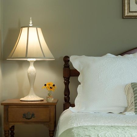 Inn At Pleasant Lake New London 部屋 写真