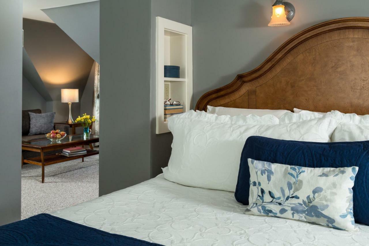 Inn At Pleasant Lake New London エクステリア 写真