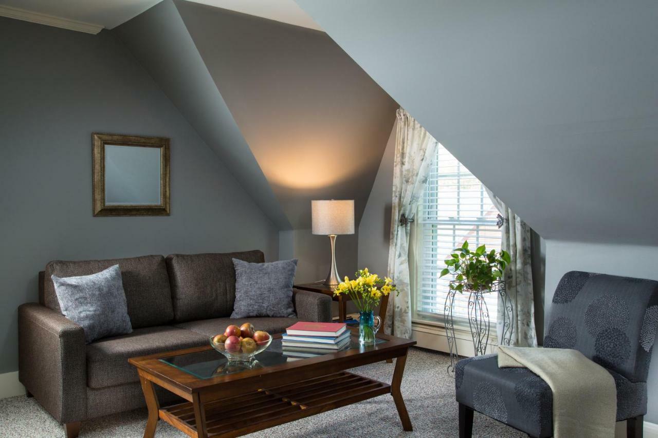 Inn At Pleasant Lake New London エクステリア 写真