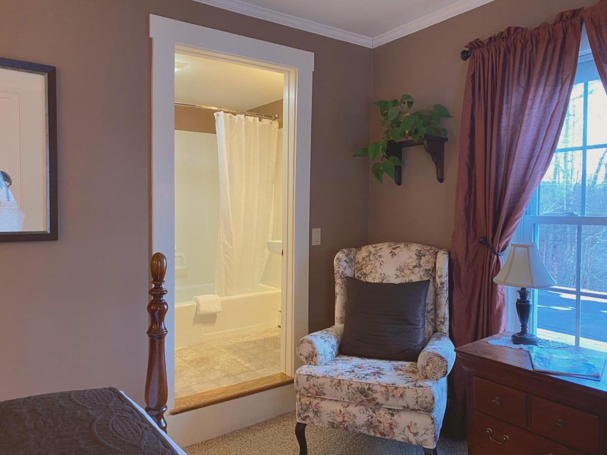 Inn At Pleasant Lake New London エクステリア 写真